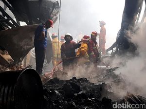 Foto-foto Kebakaran Hebat di Kawasan Industri Sentul