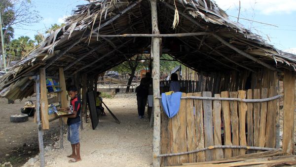 Gubuk Sederhana Ini Jadi Jendela Dunia Bagi Anak-anak di NTT