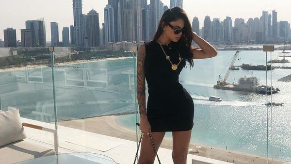 Model Seksi Viral karena Cari Pacar di Tinder dengan Syarat Harus Tes Corona
