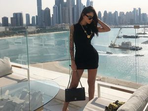 Model Seksi Viral karena Cari Pacar di Tinder dengan Syarat Harus Tes Corona Model Seksi Viral karena Cari Pacar di Tinder dengan Syarat Harus Tes Corona