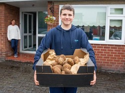 Jadi Tukang Antar Kentang, Remaja Ini Kantongi Rp 48 Juta