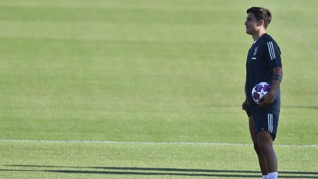 Juventus' Argentine forward Paulo Dybala stands on the pitch during a training session at the Juventus stadium in Turin on August 6, 2020 on the eve of the UEFA Champions League football match Juventus vs Olympique Lyonnais, played behind closed doors due to the spread of the COVID-19 infection, caused by the novel coronavirus. (Photo by Miguel MEDINA / AFP)