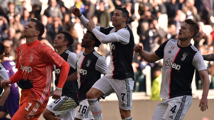 TURIN, ITALY - FEBRUARY 02: (L-R) Wojciech Szczesny, Paulo Dybala, Juan Cuadrado, Cristiano Ronaldo and Matthijs De Light of Juventus celebrate after winning the Serie A match between Juventus and  ACF Fiorentina at Allianz Stadium on February 02, 2020 in Turin, Italy. (Photo by Tullio M. Puglia/Getty Images)