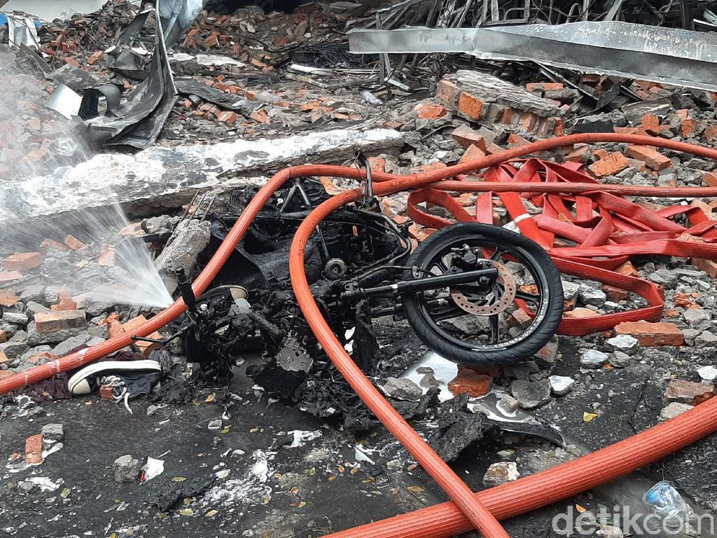 Kebakaran Pabrik di Sentul Hanguskan Motor dan Lukai Karyawan Kebakaran Pabrik di Sentul Hanguskan Motor dan Lukai Karyawan