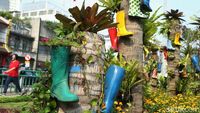 Keren, Taman di Kota Tua Dipasangi Pot Sepatu Boot