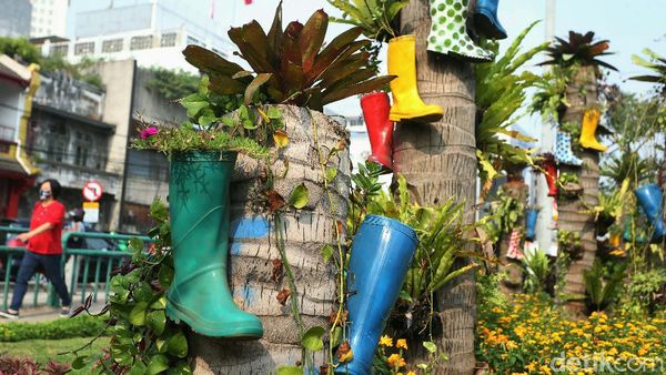 Keren, Taman di Kota Tua Dipasangi Pot Sepatu Boot