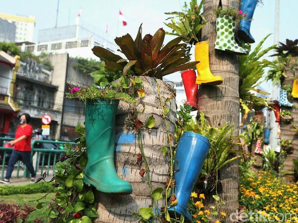 Keren, Taman di Kota Tua Dipasangi Pot Sepatu Boot