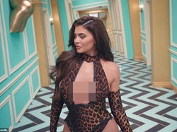 Kylie Jenner Pamer Dada di Video Klip Cardi B, Fans Minta Adegannya Dihapus