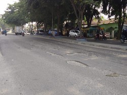 Warga Keluhkan Lubang di Jalan TB Simatupang Medan Sering Bikin Kecelakaan