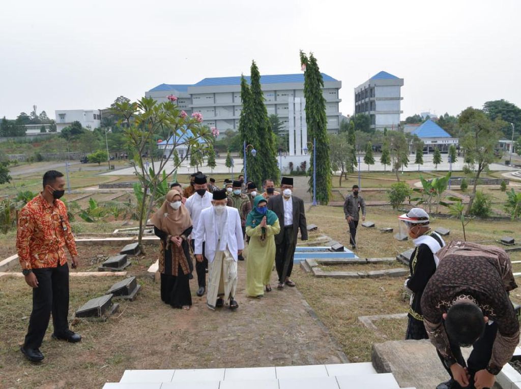 Ditemani Nur Azizah, Maruf Ziarah Makam Pendiri Tangerang di Tangsel Ditemani Nur Azizah, Maruf Ziarah Makam Pendiri Tangerang di Tangsel