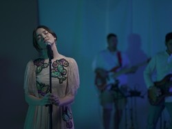 Mawar De Jongh Buat Perasaan Seperti Roller Coaster di Konser Ruang Rindu