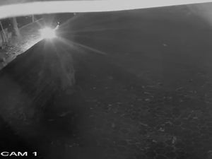 Aksi Pelemparan Molotov di Kantor DPC PDIP Cianjur Terekam CCTV Aksi Pelemparan Molotov di Kantor DPC PDIP Cianjur Terekam CCTV