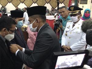 Berjasa Tangani COVID-19, Dokter Andani Raih Pin Emas Pemko Padang