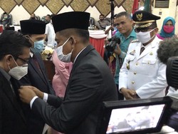 Berjasa Tangani COVID-19, Dokter Andani Raih Pin Emas Pemko Padang