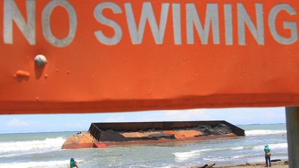 Cuaca Buruk Bikin Kapal Tongkang di Aceh Terdampar