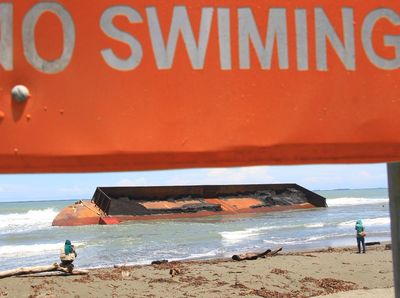 Cuaca Buruk Bikin Kapal Tongkang di Aceh Terdampar