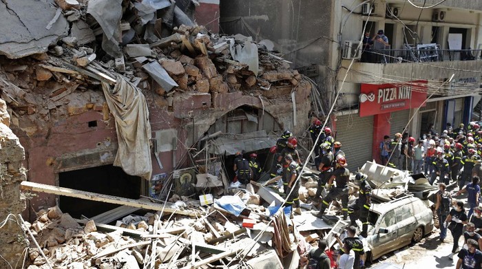 Pencarian Korban Ledakan di Lebanon Terus Dilakukan Civil defense ambulances from the Lebanese Shiite Muslim political party Hezbollah, enter the site of the explosion that hit the seaport of Beirut on Tuesday, to help in the rescue effort, in Beirut, Lebanon, Thursday, Aug. 6, 2020. Lebanese officials targeted in the investigation of the massive blast that tore through Beirut sought to shift blame for the presence of explosives at the citys port, and the visiting French president warned Thursday that without serious reforms the country would continue to sink. (AP Photo/Hussein Malla)