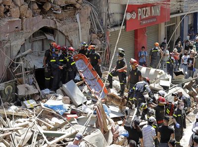 Foto Aksi Petugas Mencari Korban Ledakan di Beirut
