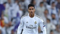 Juventus juga dikabarkan memantau Raphael Varane. Pemain berusia 27 tahun itu disebut sudah matang jam terbangnya (Getty Images/David Ramos)