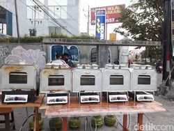 Kemepul! Roti Panas Ini Dipanggang Langsung di Depan Pembeli