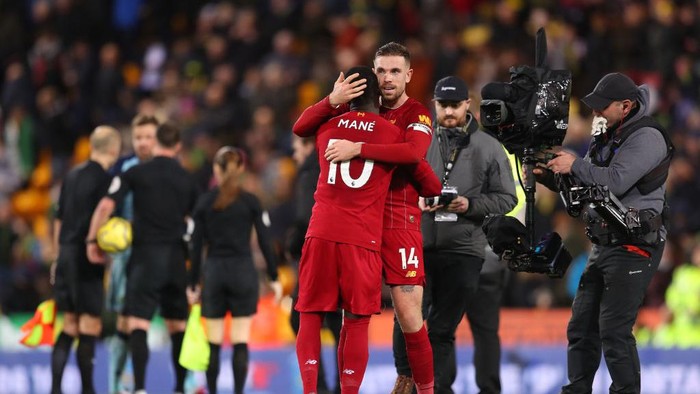 NORWICH, ENGLAND - FEBRUARY 15: Sadio Mane and Jordan Henderson of Liverpool celebrate following their sides victory in the Premier League match between Norwich City and Liverpool FC at Carrow Road on February 15, 2020 in Norwich, United Kingdom. (Photo by Catherine Ivill/Getty Images)