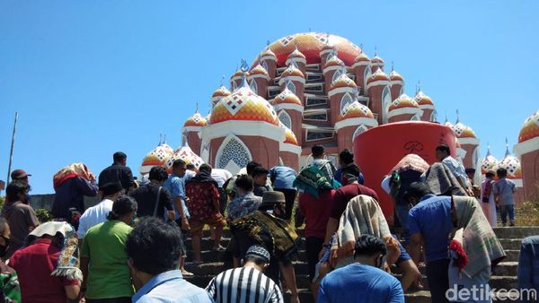 Jumatan Perdana di Masjid 99 Kubah Makassar yang Tak Diizinkan Gubernur