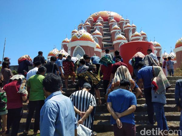 Jumatan Perdana di Masjid 99 Kubah Makassar yang Tak Diizinkan Gubernur
