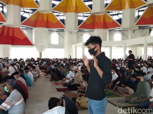 Video Warga Gelar Salat Jumat di Masjid 99 Kubah, Meski Dilarang Gubernur