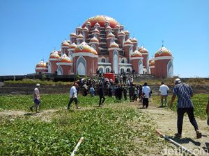 Polemik Jumatan Perdana Masjid 99 Kubah Tak Seizin Kepala Daerah Polemik Jumatan Perdana Masjid 99 Kubah Tak Seizin Kepala Daerah