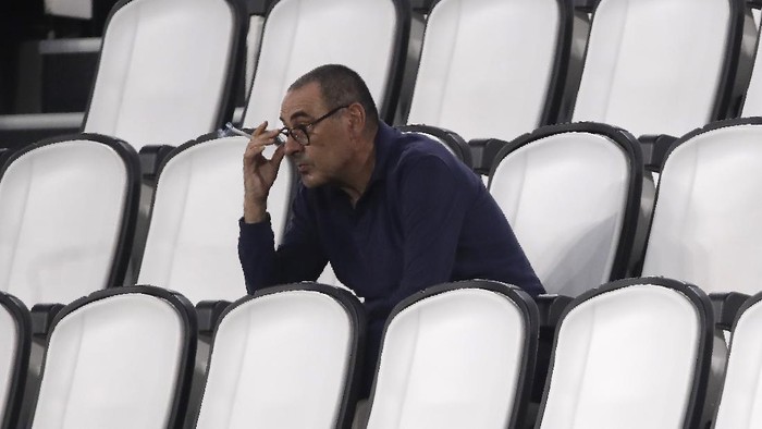 Juventus head coach Maurizio Sarri smokes during a Serie A soccer match between Juventus and Roma, at the Allianz stadium in Turin, Italy, Saturday, Aug.1, 2020. (AP Photo/Luca Bruno)