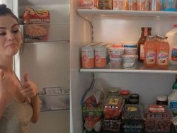 Selena Gomez Pamer Isi Kulkas, Ternyata Surga Es Krim!