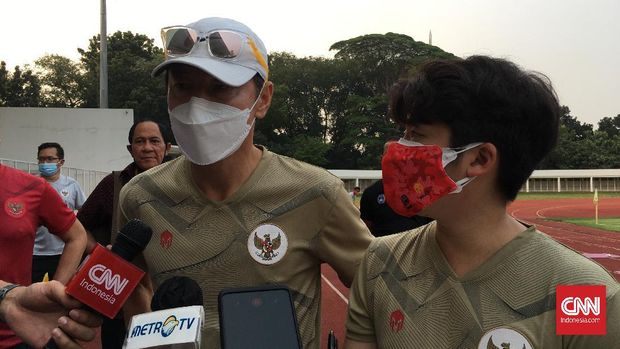 Kepala Pelatih Timnas Indonesia, Shin Tae Yong memimpin latihan perdana di Stadion Madya, Jumat (7/8).