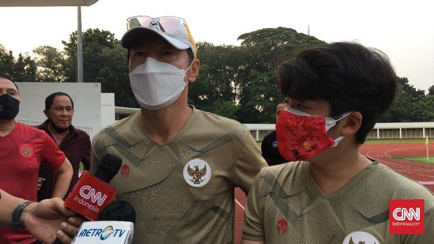 Kepala Pelatih Timnas Indonesia, Shin Tae Yong memimpin latihan perdana di Stadion Madya, Jumat (7/8).