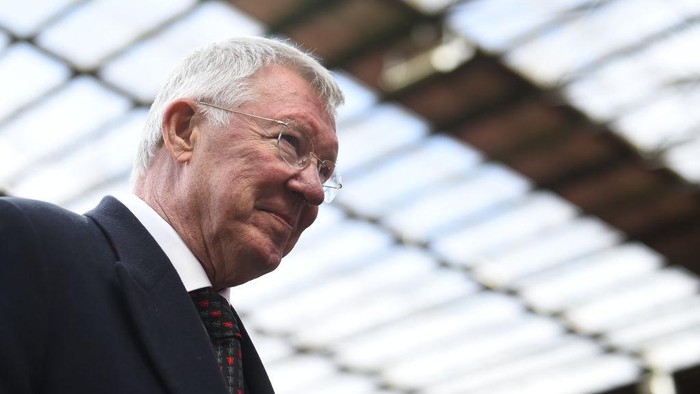 MANCHESTER, ENGLAND - MAY 26: Sir Alex Ferguson of Manchester United leaves the pitch during the Manchester United 99 Legends v FC Bayern Legends at Old Trafford on May 26, 2019 in Manchester, England. (Photo by Nathan Stirk/Getty Images)