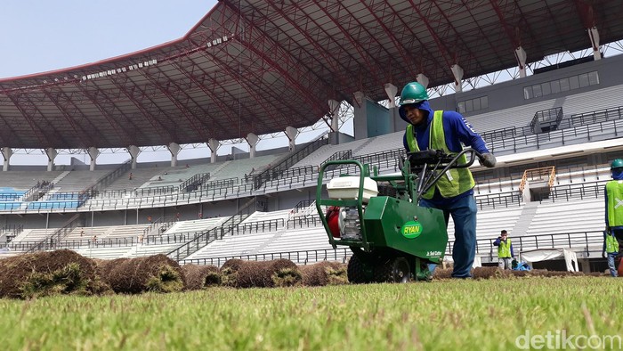 Renovasi Stadion Gelora Bung Tomo (GBT) untuk Piala Dunia U-20 tahun 2021 terus dikebut. Saat ini masuk tahap penggantian rumput stadion.