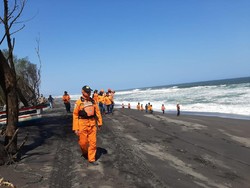 Pencarian 5 Wisatawan Terseret Ombak Pantai Goa Cemara Hari Kedua Nihil