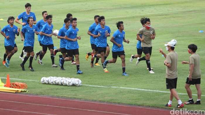 Timnas Indonesia U-19 latihan perdana bersama pelatih Shin Tae-yong di Stadion Madya, Jakarta, Jumat 8 Agustus 2020.