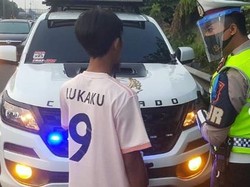 Duh! Masih Ada Aja Mobil Mewah Pribadi Pakai Strobo, Netizen: Arogan, Biar Sangar?