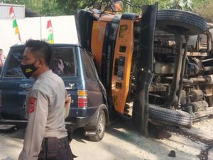 Truk Muatan Batu Kapur Terguling Lalu Seruduk Kijang di Sukabumi