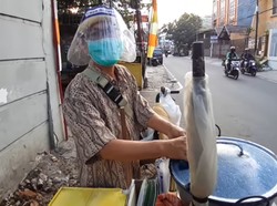 Salut! Tukang Siomay Ini Sekolahkan Anak Sampai Jadi Sarjana Hukum