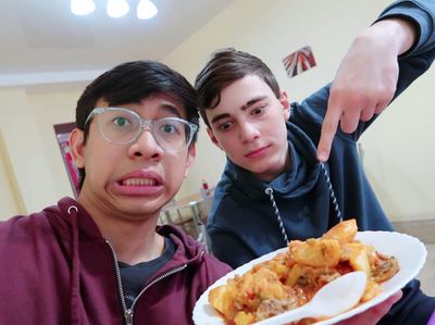 Tepis Kabar Pelecehan Seksual, Youtuber Turah Parthayana Sering Kulineran di Rusia