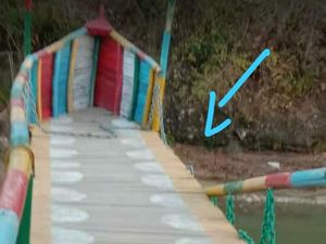 Wisatawan Jatuh dari Wahana 6 Meter di Rest Area Biting Ponorogo Wisatawan Jatuh dari Wahana 6 Meter di Rest Area Biting Ponorogo