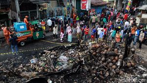 Puing-puing Sisa Kebakaran Pasar Timbul jadi Tontonan Warga