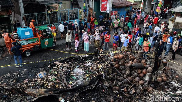 Puing-puing Sisa Kebakaran Pasar Timbul jadi Tontonan Warga