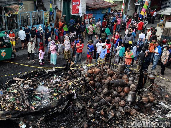 Puing-puing Sisa Kebakaran Pasar Timbul jadi Tontonan Warga