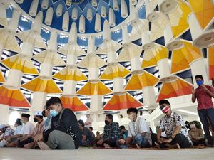 Dilarang Gubernur, Warga Tetap Datangi Masjid 99 Kubah Untuk Salat Jumat