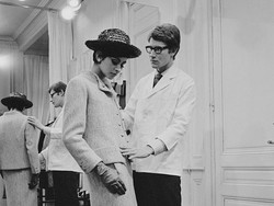 Saint Laurent Borong 4.000 Baju Hasil Rancangannya Sendiri dari Kolektor