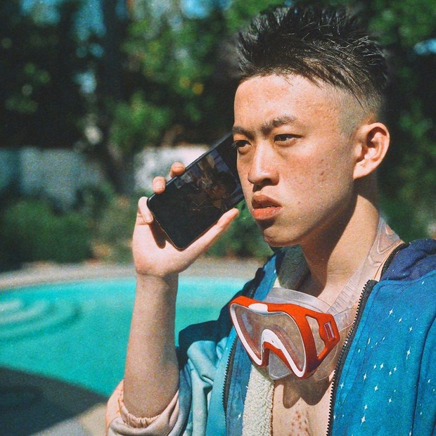 Rich Brian berhasil mencuri banyak perhatian setelah menunjukkan bakat rap dan menciptakan lagu lewat platform Youtube.