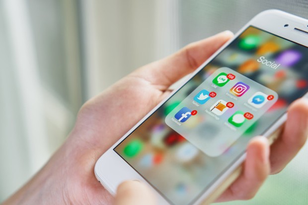 Gunakan sosial media/freepik.com Bisa lebih dekat serta melihat bagaimana perilaku teman kuliah.