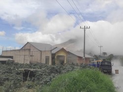 Penampakan Rumah-Jalan di 5 Kecamatan Tertutup Abu Erupsi Gunung Sinabung